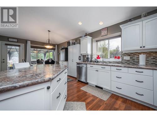 2091 Rose Tree Road, West Kelowna, BC - Indoor Photo Showing Kitchen With Upgraded Kitchen