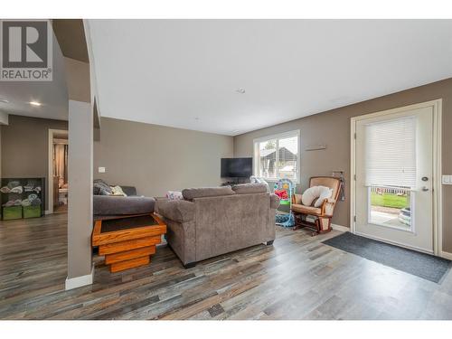 2091 Rose Tree Road, West Kelowna, BC - Indoor Photo Showing Living Room