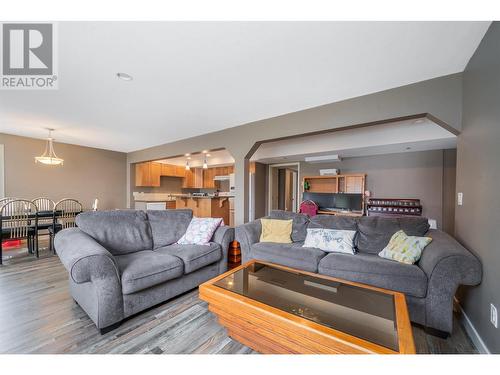 2091 Rose Tree Road, West Kelowna, BC - Indoor Photo Showing Living Room