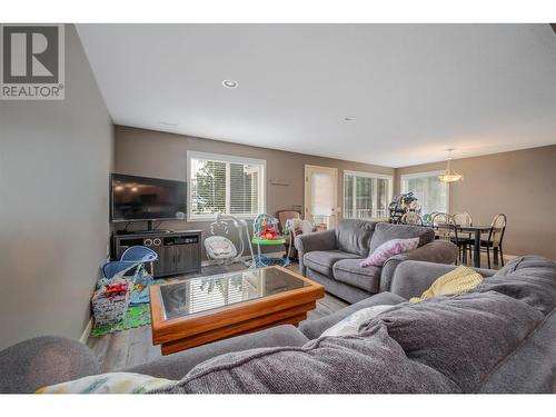 2091 Rose Tree Road, West Kelowna, BC - Indoor Photo Showing Living Room