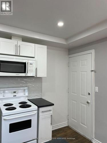 233 Lakeshore Road E, Mississauga, ON - Indoor Photo Showing Kitchen