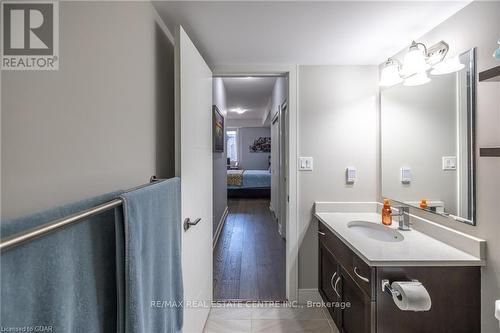 17 - 32 Arkell Road, Guelph, ON - Indoor Photo Showing Bathroom