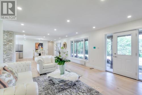 5875 19Th Avenue, Markham, ON - Indoor Photo Showing Living Room