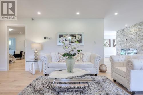 5875 19Th Avenue, Markham, ON - Indoor Photo Showing Living Room