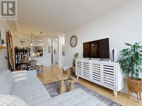 516 - 33 Empress Avenue, Toronto, ON - Indoor Photo Showing Living Room