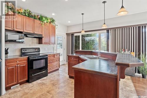 571 Maguire Lane, Saskatoon, SK - Indoor Photo Showing Kitchen With Double Sink