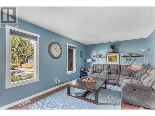 7127 Guelph Crescent, Prince George, BC - Indoor Photo Showing Living Room