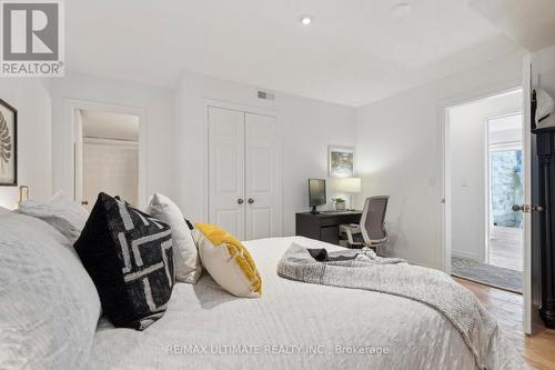 6 - 230 St. George Street, Toronto (Annex), ON - Indoor Photo Showing Bedroom