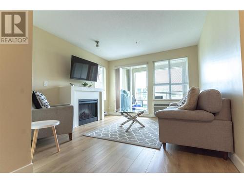 1093 Sunset Drive Unit# 310, Kelowna, BC - Indoor Photo Showing Living Room With Fireplace