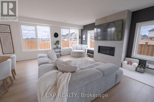 81 Homestead Way, Thorold (Allanburg/Thorold South), ON - Indoor Photo Showing Living Room With Fireplace