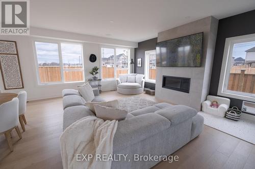 81 Homestead Way, Thorold, ON - Indoor Photo Showing Living Room With Fireplace