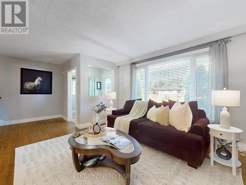 788 Sanok Drive, Pickering (West Shore), ON - Indoor Photo Showing Living Room