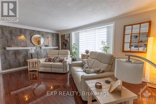 3065 Uplands Drive, Ottawa, ON - Indoor Photo Showing Living Room