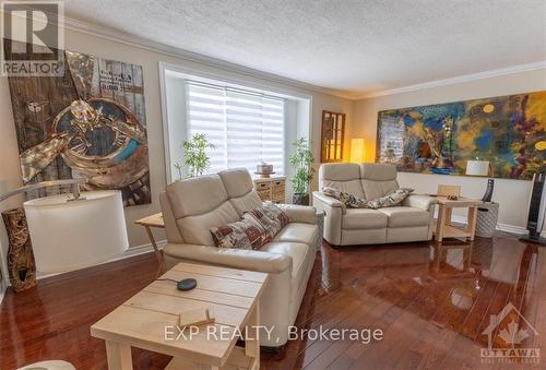 3065 Uplands Drive, Ottawa, ON - Indoor Photo Showing Living Room