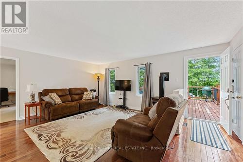 39 Seguinbourg Road, Prescott And Russell, ON - Indoor Photo Showing Living Room