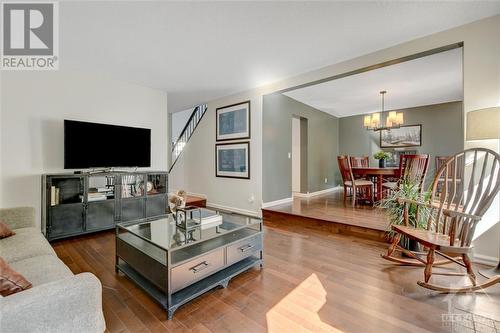 5 Sewell Way, Ottawa, ON - Indoor Photo Showing Living Room