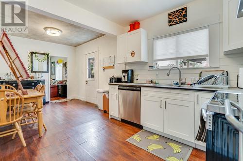 980 Coronation Avenue, Kelowna, BC - Indoor Photo Showing Kitchen