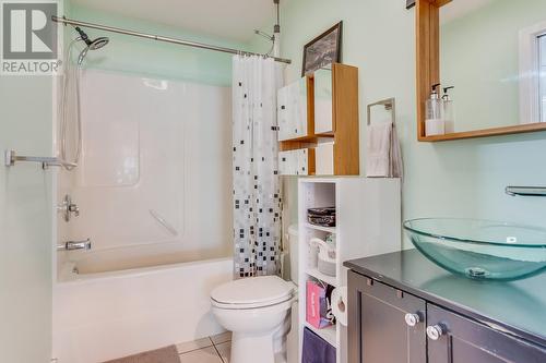 980 Coronation Avenue, Kelowna, BC - Indoor Photo Showing Bathroom