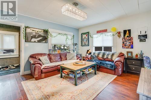 980 Coronation Avenue, Kelowna, BC - Indoor Photo Showing Living Room