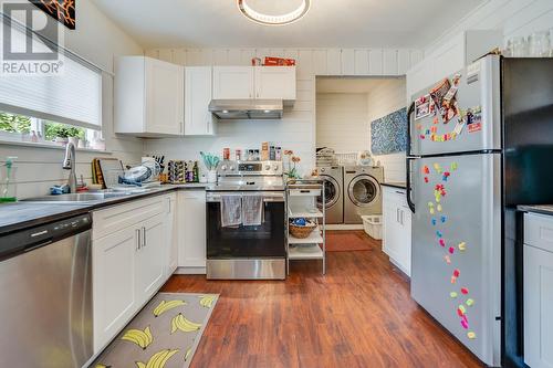 980 Coronation Avenue, Kelowna, BC - Indoor Photo Showing Kitchen With Double Sink