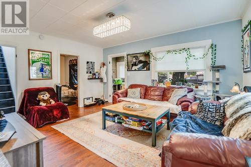 980 Coronation Avenue, Kelowna, BC - Indoor Photo Showing Living Room