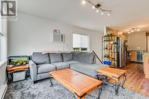 980 Coronation Avenue, Kelowna, BC - Indoor Photo Showing Living Room