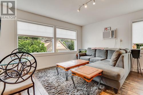 980 Coronation Avenue, Kelowna, BC - Indoor Photo Showing Living Room