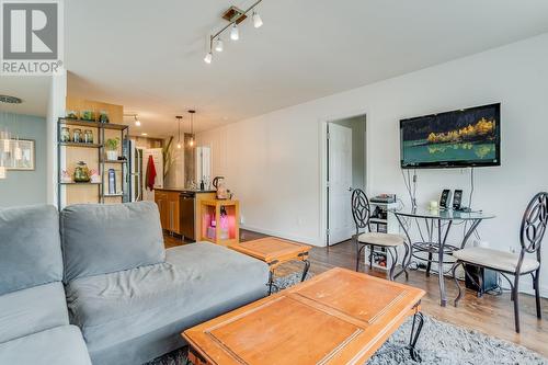 980 Coronation Avenue, Kelowna, BC - Indoor Photo Showing Living Room