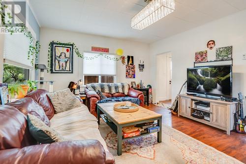 980 Coronation Avenue, Kelowna, BC - Indoor Photo Showing Living Room