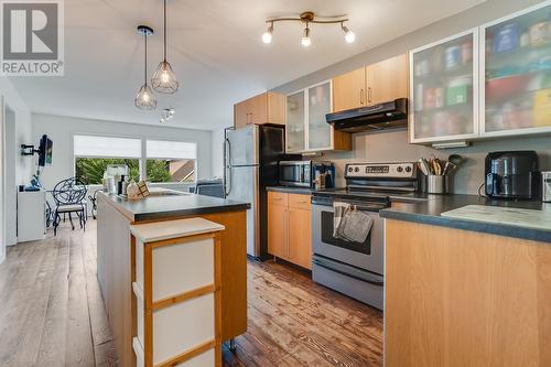 980 Coronation Avenue, Kelowna, BC - Indoor Photo Showing Kitchen