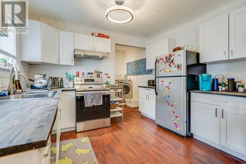 980 Coronation Avenue, Kelowna, BC - Indoor Photo Showing Kitchen