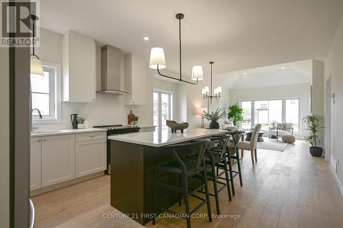 6708 Hayward Drive, London, ON - Indoor Photo Showing Kitchen With Upgraded Kitchen