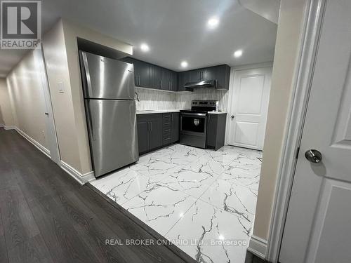 18 Tufton Crescent, Brampton, ON - Indoor Photo Showing Kitchen