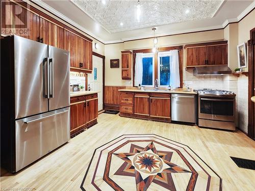 220 Marsh Street, The Blue Mountains, ON - Indoor Photo Showing Kitchen With Double Sink