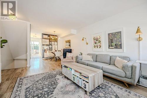 416 - 895 Maple Avenue, Burlington, ON - Indoor Photo Showing Living Room