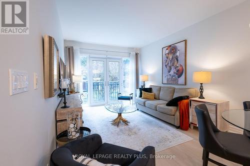 212 - 2855 Bloor Street W, Toronto (Stonegate-Queensway), ON - Indoor Photo Showing Living Room