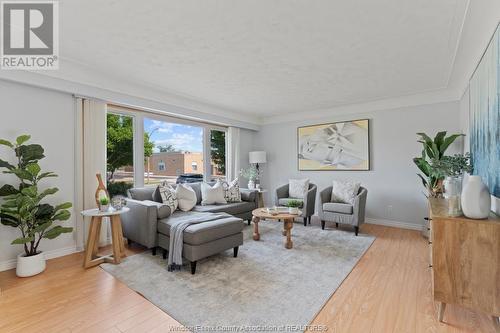 1655 Partington Avenue, Windsor, ON - Indoor Photo Showing Living Room