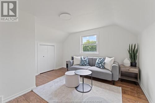 1655 Partington Avenue, Windsor, ON - Indoor Photo Showing Living Room