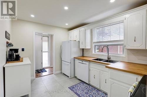 21 White Abbey Park, Toronto (Wexford-Maryvale), ON - Indoor Photo Showing Kitchen With Double Sink