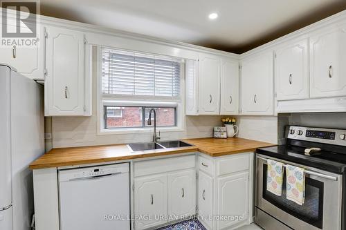 21 White Abbey Park, Toronto (Wexford-Maryvale), ON - Indoor Photo Showing Kitchen With Double Sink