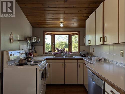 7415 Parsnip Road, Prince George, BC - Indoor Photo Showing Kitchen With Double Sink