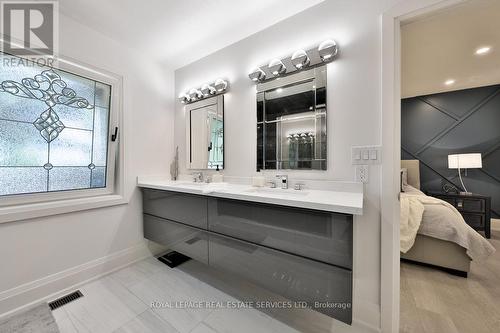 398 Winston Churchill Boulevard, Oakville, ON - Indoor Photo Showing Bathroom