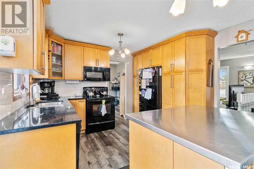 146 Chan Crescent, Saskatoon, SK - Indoor Photo Showing Kitchen With Double Sink