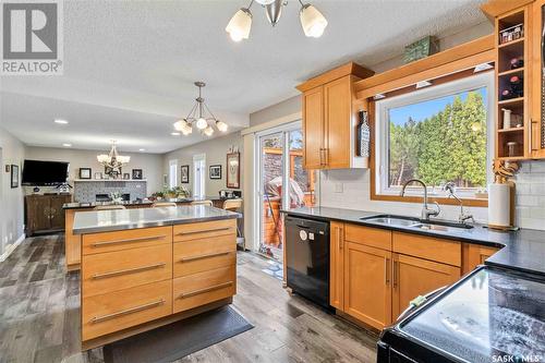 146 Chan Crescent, Saskatoon, SK - Indoor Photo Showing Kitchen With Double Sink