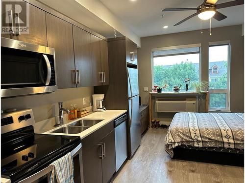 925 Leon Avenue Unit# 445, Kelowna, BC - Indoor Photo Showing Kitchen With Double Sink