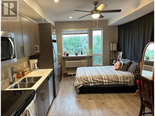 925 Leon Avenue Unit# 445, Kelowna, BC - Indoor Photo Showing Kitchen With Double Sink