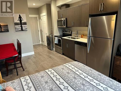 925 Leon Avenue Unit# 445, Kelowna, BC - Indoor Photo Showing Kitchen With Double Sink