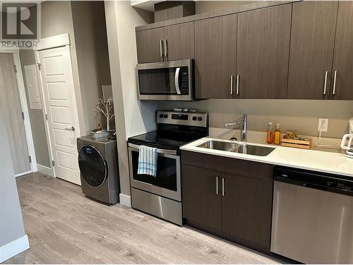 925 Leon Avenue Unit# 445, Kelowna, BC - Indoor Photo Showing Kitchen With Double Sink