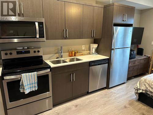 925 Leon Avenue Unit# 445, Kelowna, BC - Indoor Photo Showing Kitchen With Double Sink