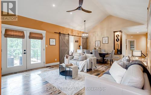 802 Smith Street, Brighton, ON - Indoor Photo Showing Living Room